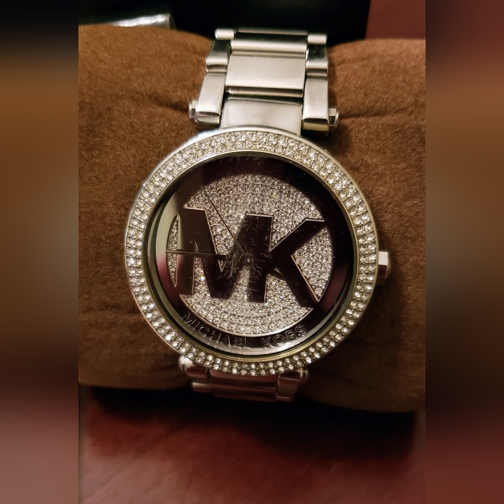 Michael Kors Parker Pavé Silver-Tone Watch. - Picture 10 of 10